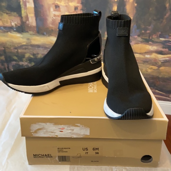 Michael Kors Skyler Bootie - Picture 3 of 14